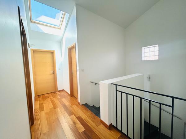 À vendre à Bagneux, découvrez cette maison contemporaine de 2009 mêlant confort moderne, volumes généreux et prestations haut de gamme dans un quartier calme