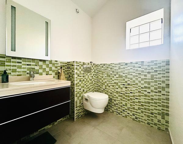 À vendre à Bagneux, découvrez cette maison contemporaine de 2009 mêlant confort moderne, volumes généreux et prestations haut de gamme dans un quartier calme
