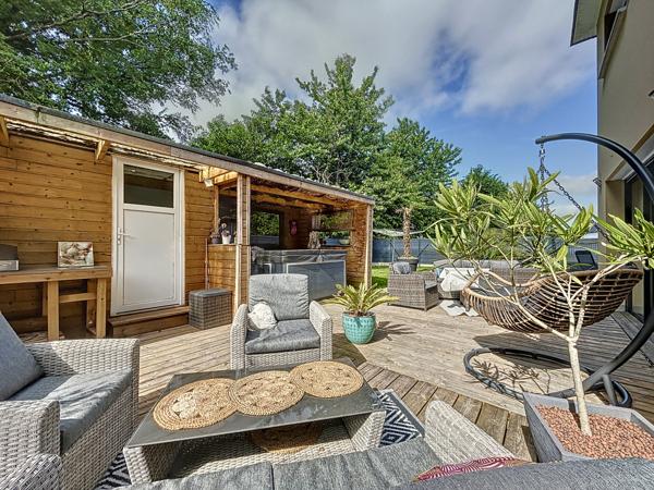 Localisée au coeur de la ville de Plélan-le-Grand, en lotissement et dans un chemin peu passant.