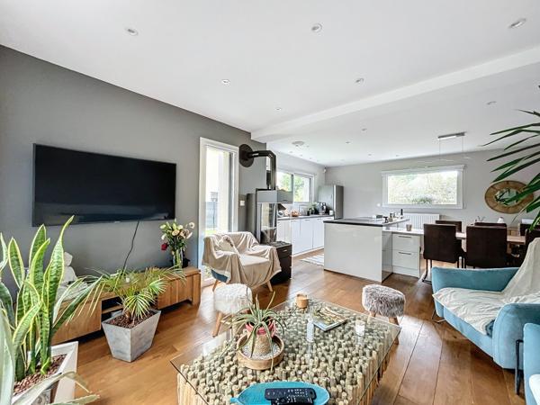 Localisée au coeur de la ville de Plélan-le-Grand, en lotissement et dans un chemin peu passant.