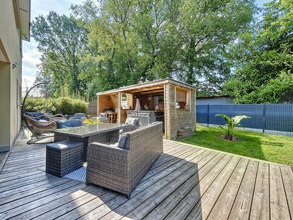 Localisée au coeur de la ville de Plélan-le-Grand, en lotissement et dans un chemin peu passant.