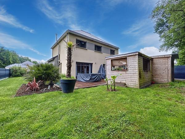 Localisée au coeur de la ville de Plélan-le-Grand, en lotissement et dans un chemin peu passant.