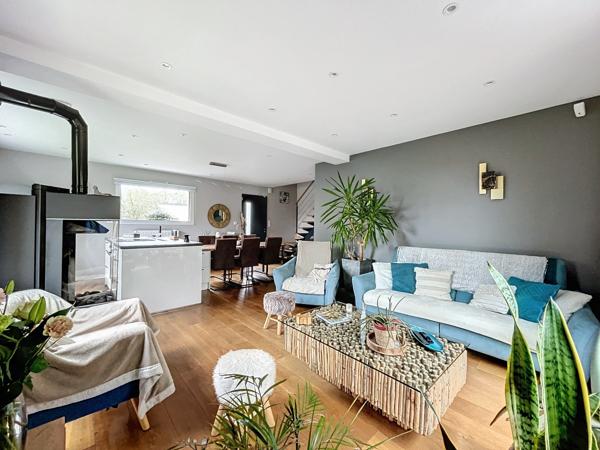 Localisée au coeur de la ville de Plélan-le-Grand, en lotissement et dans un chemin peu passant.