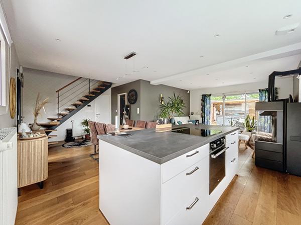 Localisée au coeur de la ville de Plélan-le-Grand, en lotissement et dans un chemin peu passant.