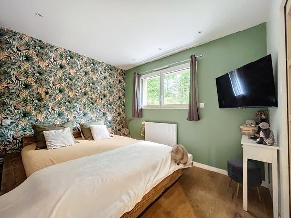 Localisée au coeur de la ville de Plélan-le-Grand, en lotissement et dans un chemin peu passant.