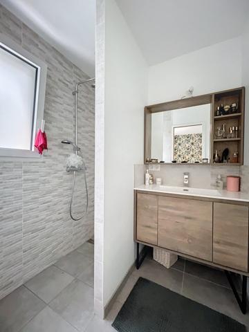 Localisée au coeur de la ville de Plélan-le-Grand, en lotissement et dans un chemin peu passant.