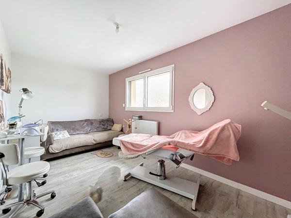 Localisée au coeur de la ville de Plélan-le-Grand, en lotissement et dans un chemin peu passant.