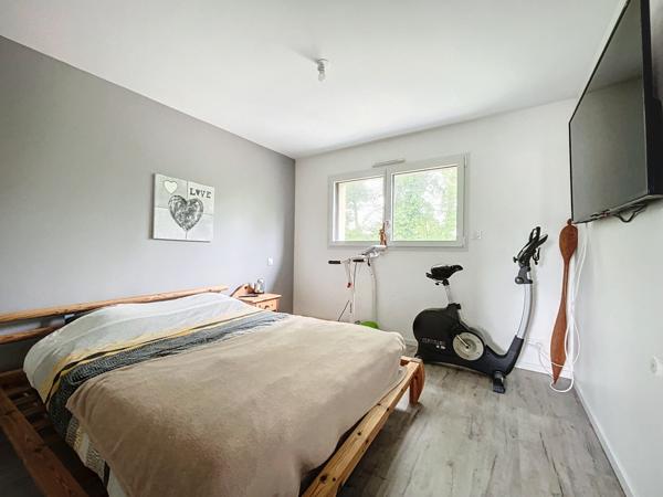 Localisée au coeur de la ville de Plélan-le-Grand, en lotissement et dans un chemin peu passant.