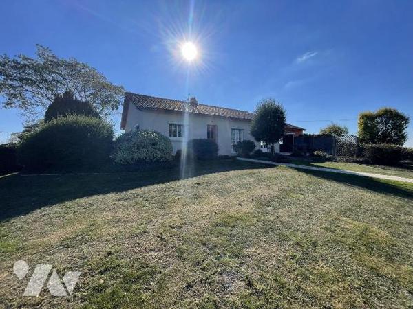 Argentonnay, charmante maison sur sous-sol complet, offrant de beaux volumes et une vue panoram...