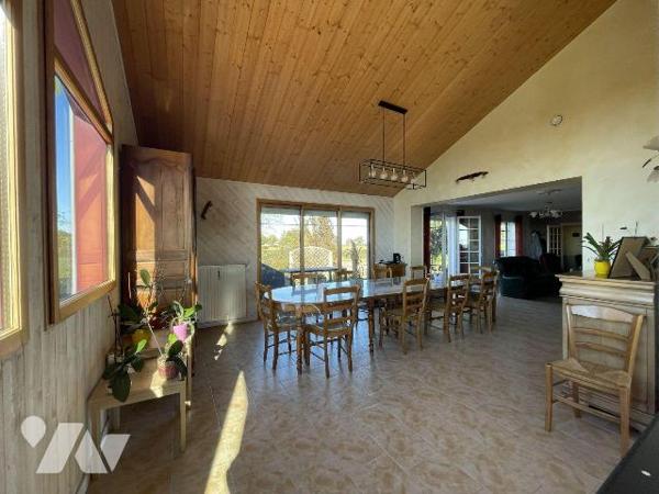 Argentonnay, charmante maison sur sous-sol complet, offrant de beaux volumes et une vue panoram...