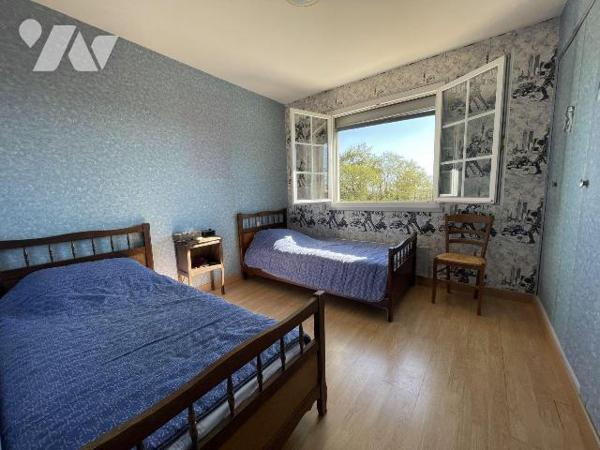 Argentonnay, charmante maison sur sous-sol complet, offrant de beaux volumes et une vue panoram...