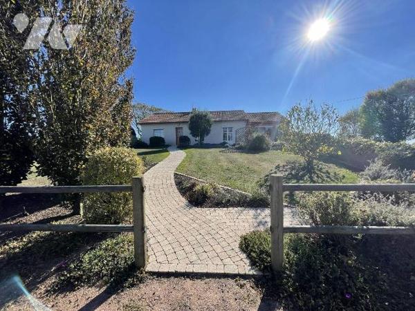 Argentonnay, charmante maison sur sous-sol complet, offrant de beaux volumes et une vue panoram...