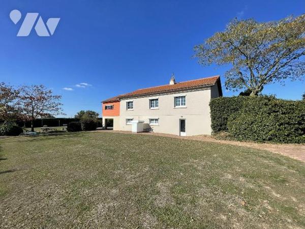 Argentonnay, charmante maison sur sous-sol complet, offrant de beaux volumes et une vue panoram...