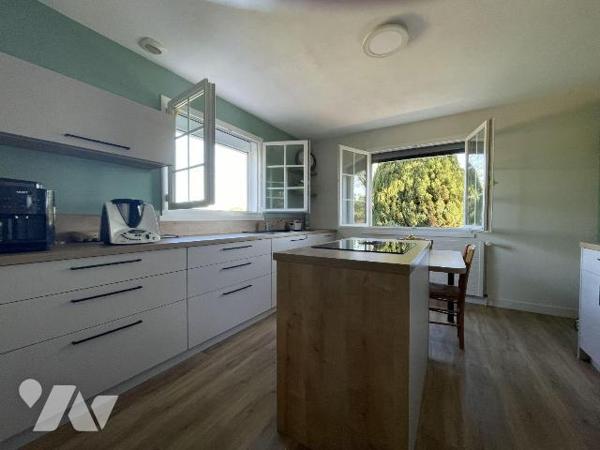 Argentonnay, charmante maison sur sous-sol complet, offrant de beaux volumes et une vue panoram...