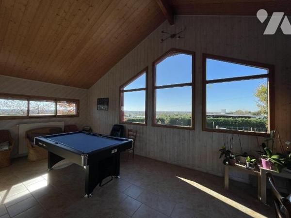 Argentonnay, charmante maison sur sous-sol complet, offrant de beaux volumes et une vue panoram...