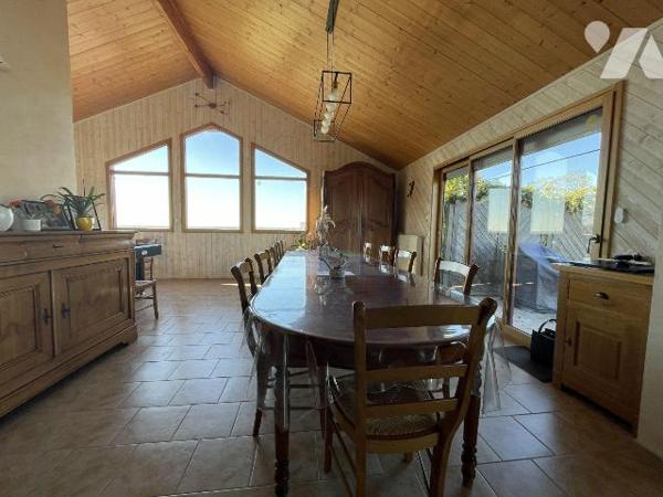 Argentonnay, charmante maison sur sous-sol complet, offrant de beaux volumes et une vue panoram...