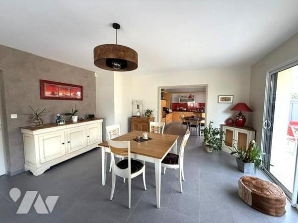 BOUCHEMAINE/PRUNIERS MAISON CONTEMPORAINE EN PARFAIT ETAT AVEC 5 CH JARDIN ET PISCINE AU CALME 