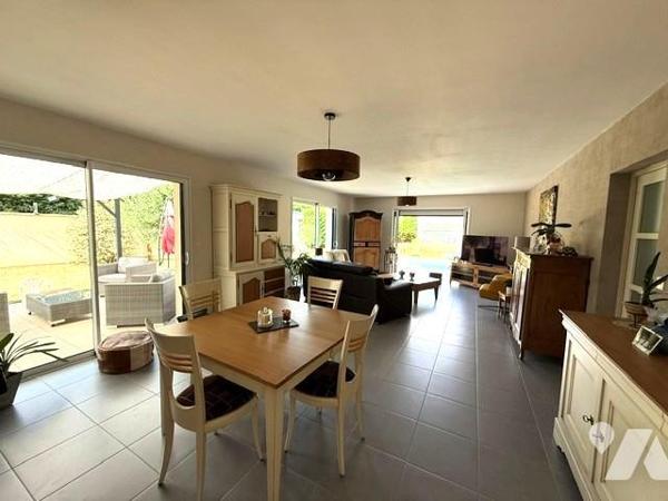 BOUCHEMAINE/PRUNIERS MAISON CONTEMPORAINE EN PARFAIT ETAT AVEC 5 CH JARDIN ET PISCINE AU CALME 