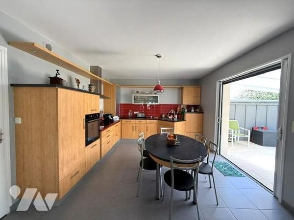 BOUCHEMAINE/PRUNIERS MAISON CONTEMPORAINE EN PARFAIT ETAT AVEC 5 CH JARDIN ET PISCINE AU CALME 