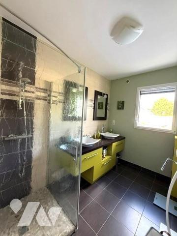BOUCHEMAINE/PRUNIERS MAISON CONTEMPORAINE EN PARFAIT ETAT AVEC 5 CH JARDIN ET PISCINE AU CALME 