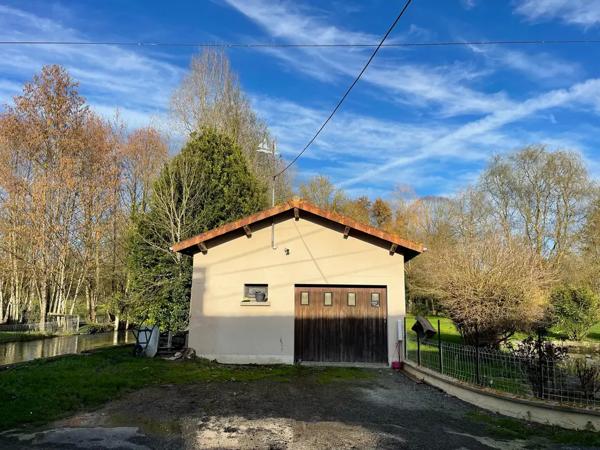 Maison type longère de 5 chambres, garages, grand terrain, é