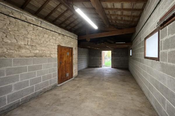 Maison type longère de 5 chambres, garages, grand terrain, é