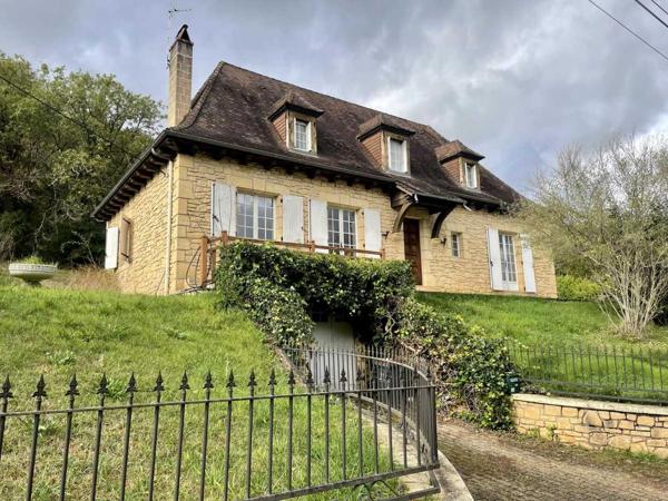 Maison ancienne - Montignac-lascaux Aux portes du Périgord Noir, entre Terrasson et Montignac, belle maison contemporaine en pierre avec terrain attenant.