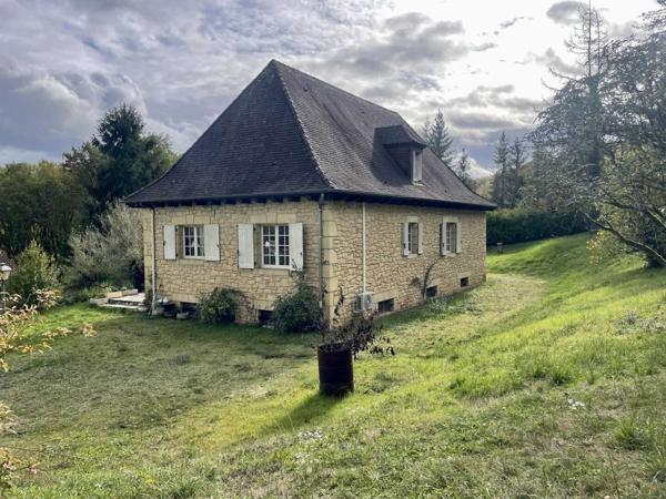 Maison ancienne - Montignac-lascaux Aux portes du Périgord Noir, entre Terrasson et Montignac, belle maison contemporaine en pierre avec terrain attenant.