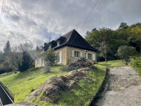 Maison ancienne - Montignac-lascaux Aux portes du Périgord Noir, entre Terrasson et Montignac, belle maison contemporaine en pierre avec terrain attenant.