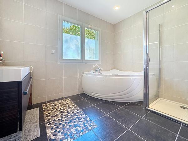 Vabres-l'Abbaye (12400) Villa T6 sur 5200m2 terrain avec piscine