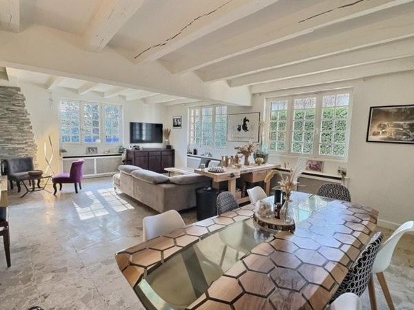 MAISON  AVEC DE BEAUX VOLUMES ET DECORATION SOIGNEE