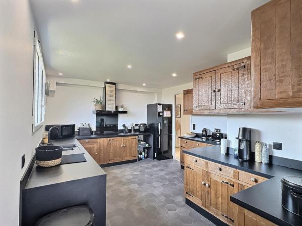 MAISON  AVEC DE BEAUX VOLUMES ET DECORATION SOIGNEE