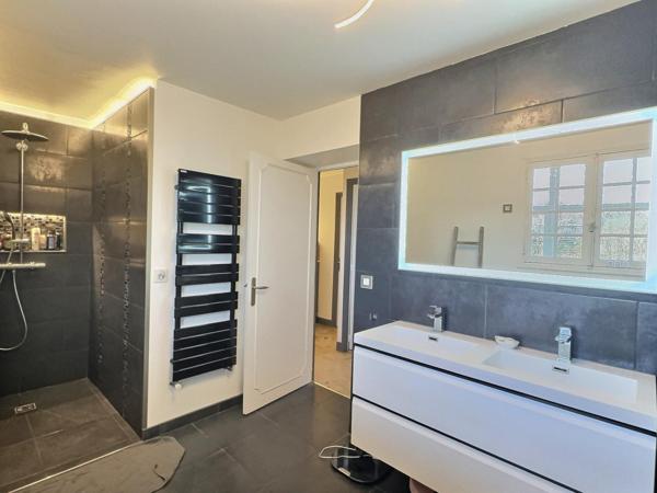 MAISON  AVEC DE BEAUX VOLUMES ET DECORATION SOIGNEE