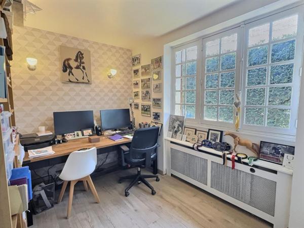 MAISON  AVEC DE BEAUX VOLUMES ET DECORATION SOIGNEE