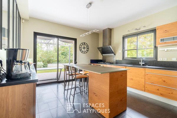 Maison d’architecte avec jardin, en lisière de forêt