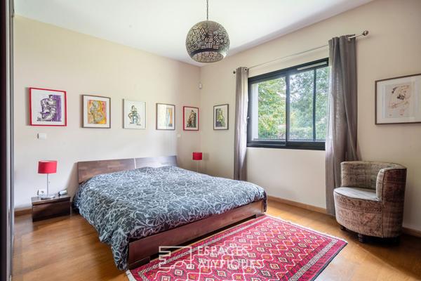 Maison d’architecte avec jardin, en lisière de forêt