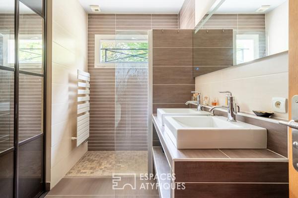 Maison d’architecte avec jardin, en lisière de forêt