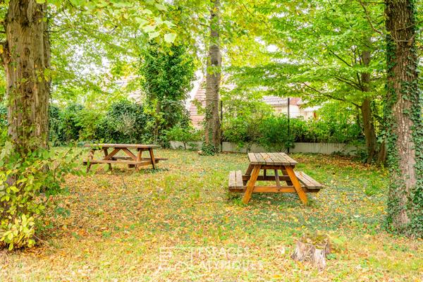 Maison d’architecte avec jardin, en lisière de forêt