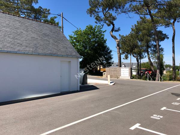 Environnement verdoyant et plage à pied.