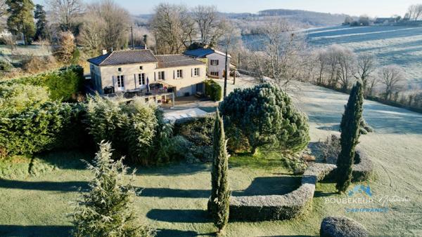 Propriété à Beaumontois-en-Périgord (24): maison 9p, 190 m2, gîte 94m2, local commercial+ piscine + terrain 9000 m2