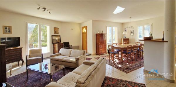 Propriété à Beaumontois-en-Périgord (24): maison 9p, 190 m2, gîte 94m2, local commercial+ piscine + terrain 9000 m2