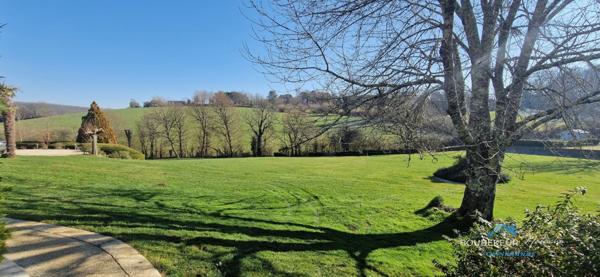 Propriété à Beaumontois-en-Périgord (24): maison 9p, 190 m2, gîte 94m2, local commercial+ piscine + terrain 9000 m2