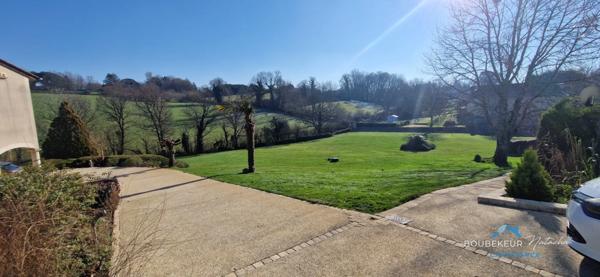 Propriété à Beaumontois-en-Périgord (24): maison 9p, 190 m2, gîte 94m2, local commercial+ piscine + terrain 9000 m2