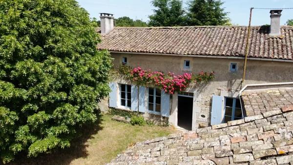 Maison (Ancienne école à rénover)  acces rapide N10 ANGOULEME POITIERS.