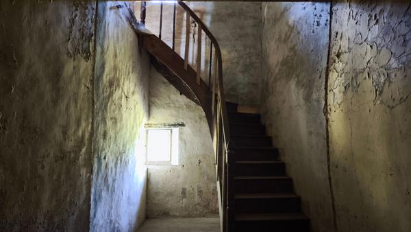 Maison (Ancienne école à rénover)  acces rapide N10 ANGOULEME POITIERS.