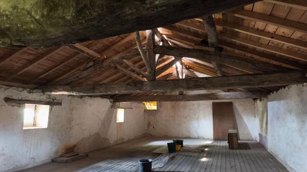 Maison (Ancienne école à rénover)  acces rapide N10 ANGOULEME POITIERS.
