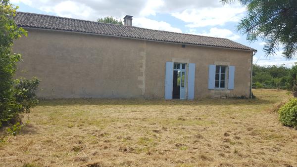 Maison (Ancienne école à rénover)  acces rapide N10 ANGOULEME POITIERS.