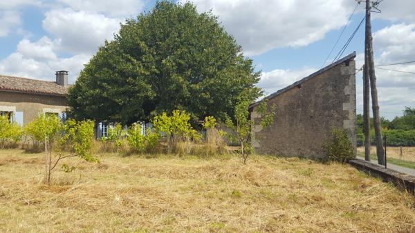 Maison (Ancienne école à rénover)  acces rapide N10 ANGOULEME POITIERS.