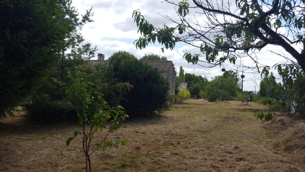 Maison (Ancienne école à rénover)  acces rapide N10 ANGOULEME POITIERS.