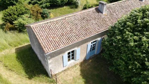 Maison (Ancienne école à rénover)  acces rapide N10 ANGOULEME POITIERS.